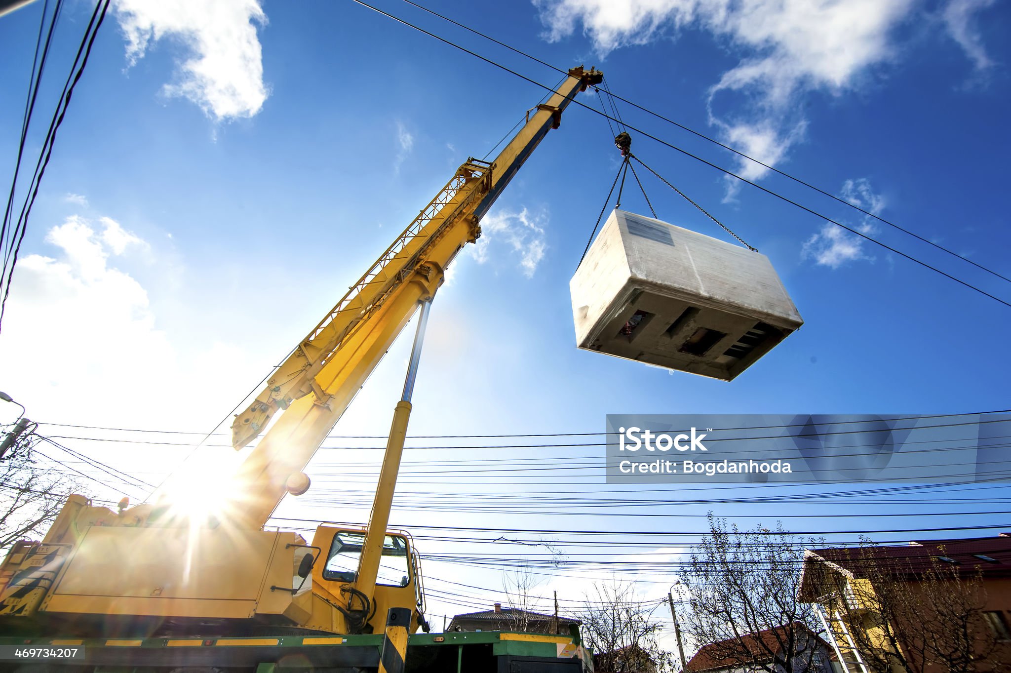 Mobile crane operating by lifting and moving an heavy electric generator Formation CACES R490